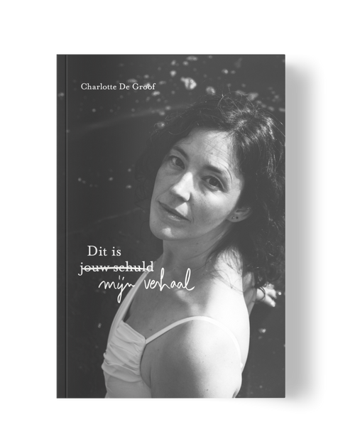 'Sommige verhalen willen niet verdwijnen
ze willen ademhalen in het volle licht,
zonder schaamte, zonder excuses, dit is zo’n verhaal' - Gratis digitaal mini boek van woordkunstenaar en actrice Charlotte De Groof.  